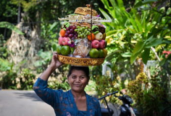 Женская магия на острове на Бали. Подношения богам и демонам, смысл и значение.