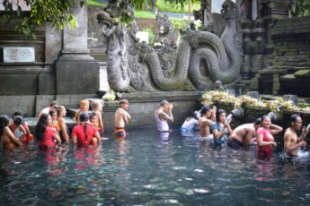 Тирта Эмпул (Tirta Empul) - священный источник и древний храм на Бали