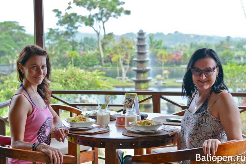 Королевский ресторан с видом на водный дворец Тирта Ганга