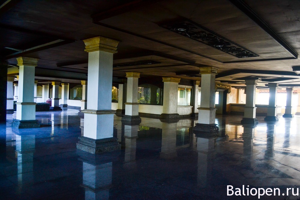 Заброшенный отель на Бали, или как мы посетили дом призраков.