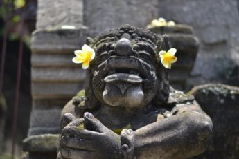 Что звучит в храмах на Бали три раза в день